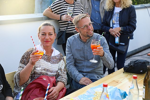 Die Bilder zeigen Impressionen der Notte Italiana am Eckert Beach mit Live-Musik von I CANTAUTORI, zahlreichen Gästen, sommerlicher Atmosphäre, italienischen Spezialitäten sowie entspannten und ausgelassenen Momenten am Wasser.