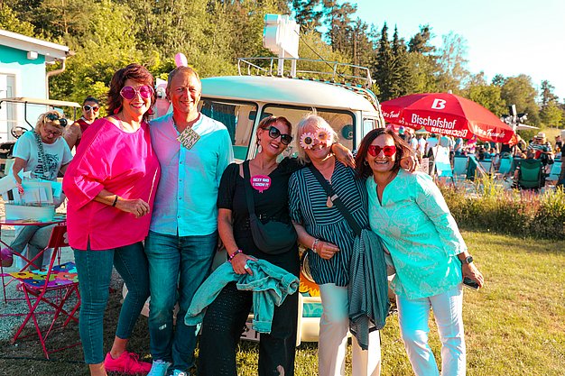 Gäste genießen gemeinsam die ausgelassene Atmosphäre bei der 80er-Jahre-Party am Eckert Beach.