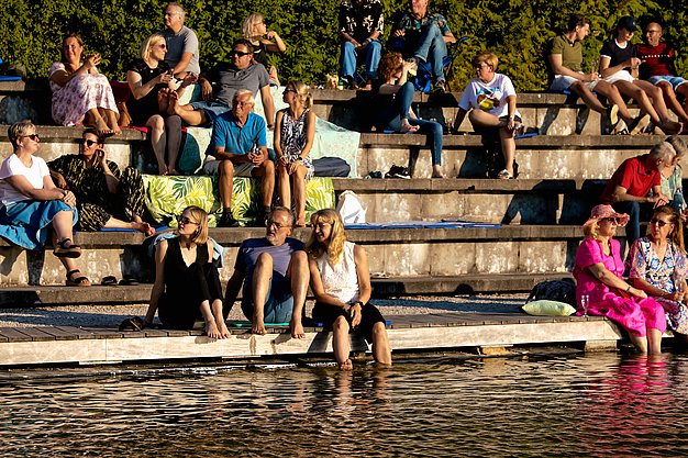 Impressionen vom zweiten Eckert Beach Event am Campus Regenstauf: Die Band Primetime Deluxe sorgt bei sommerlicher Atmosphäre für Livemusik, gute Stimmung und einen gemeinsamen Abend mit zahlreichen Gästen zugunsten von Mütter in Not e.V.