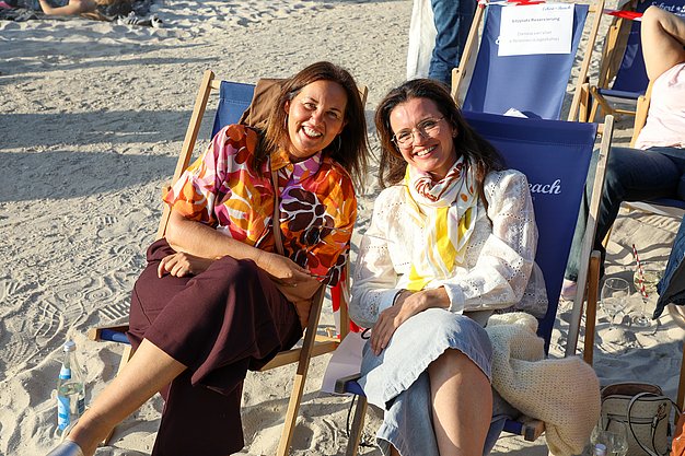 Die Bilder zeigen Impressionen der Notte Italiana am Eckert Beach mit Live-Musik von I CANTAUTORI, zahlreichen Gästen, sommerlicher Atmosphäre, italienischen Spezialitäten sowie entspannten und ausgelassenen Momenten am Wasser.
