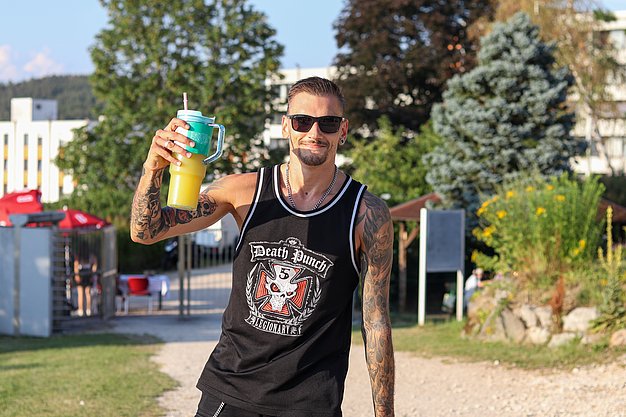 Die Bilder zeigen Eindrücke der Rock-Nacht am Eckert Beach. Zu sehen sind die Live-Auftritte der Bands Rusty Road Runners und ACBarbingCity´25, zahlreiche Besucherinnen und Besucher vor der Bühne sowie die sommerliche Atmosphäre am Strand. In beiden Bands stehen auch Dozenten der Eckert Schulen auf der Bühne. Die Aufnahmen zeigen Musiker, Publikum und die stimmungsvolle Beleuchtung während des Open-Air-Konzerts.