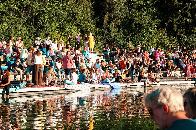 Gäste genießen gemeinsam die ausgelassene Atmosphäre bei der 80er-Jahre-Party am Eckert Beach.