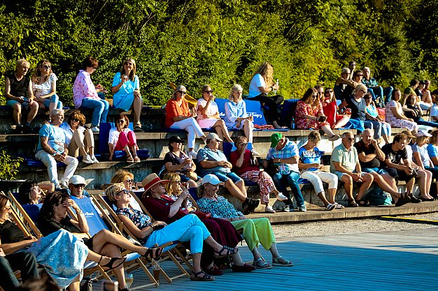 Impressionen vom zweiten Eckert Beach Event am Campus Regenstauf: Die Band Primetime Deluxe sorgt bei sommerlicher Atmosphäre für Livemusik, gute Stimmung und einen gemeinsamen Abend mit zahlreichen Gästen zugunsten von Mütter in Not e.V.