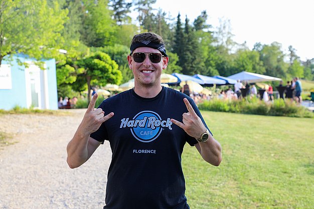 Die Bilder zeigen Eindrücke der Rock-Nacht am Eckert Beach. Zu sehen sind die Live-Auftritte der Bands Rusty Road Runners und ACBarbingCity´25, zahlreiche Besucherinnen und Besucher vor der Bühne sowie die sommerliche Atmosphäre am Strand. In beiden Bands stehen auch Dozenten der Eckert Schulen auf der Bühne. Die Aufnahmen zeigen Musiker, Publikum und die stimmungsvolle Beleuchtung während des Open-Air-Konzerts.