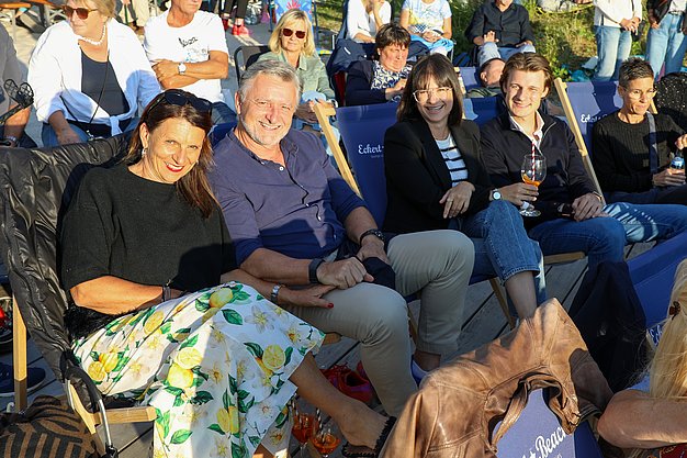 Die Bilder zeigen Impressionen der Notte Italiana am Eckert Beach mit Live-Musik von I CANTAUTORI, zahlreichen Gästen, sommerlicher Atmosphäre, italienischen Spezialitäten sowie entspannten und ausgelassenen Momenten am Wasser.