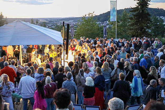 Die Bilder zeigen Impressionen der Notte Italiana am Eckert Beach mit Live-Musik von I CANTAUTORI, zahlreichen Gästen, sommerlicher Atmosphäre, italienischen Spezialitäten sowie entspannten und ausgelassenen Momenten am Wasser.