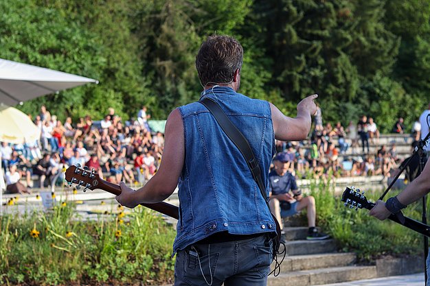 Die Bilder zeigen Eindrücke der Rock-Nacht am Eckert Beach. Zu sehen sind die Live-Auftritte der Bands Rusty Road Runners und ACBarbingCity´25, zahlreiche Besucherinnen und Besucher vor der Bühne sowie die sommerliche Atmosphäre am Strand. In beiden Bands stehen auch Dozenten der Eckert Schulen auf der Bühne. Die Aufnahmen zeigen Musiker, Publikum und die stimmungsvolle Beleuchtung während des Open-Air-Konzerts.