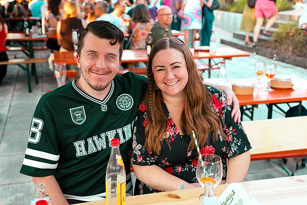 Gäste genießen gemeinsam die ausgelassene Atmosphäre bei der 80er-Jahre-Party am Eckert Beach.