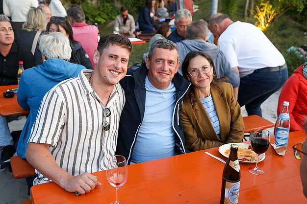Die Bilder zeigen Impressionen der Notte Italiana am Eckert Beach mit Live-Musik von I CANTAUTORI, zahlreichen Gästen, sommerlicher Atmosphäre, italienischen Spezialitäten sowie entspannten und ausgelassenen Momenten am Wasser.