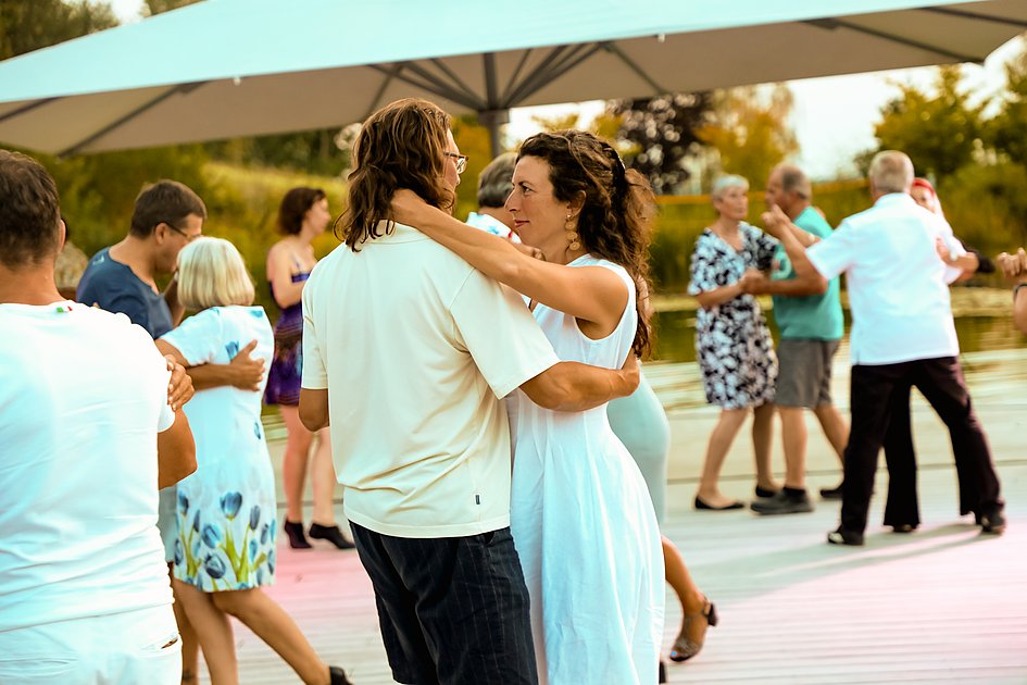 Die Bilder zeigen Impressionen der Tango Nacht am Eckert Beach mit Tanzpaaren, Schnupperkurs, Live-DJ, sommerlicher Atmosphäre und zahlreichen Gästen, die den Abschluss der Summer-Vibes-Reihe gemeinsam genießen.