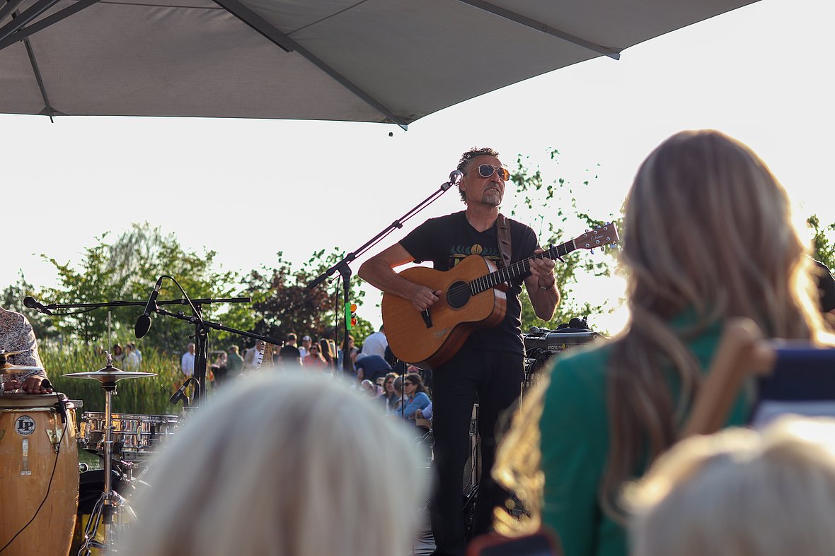 Die Bilder zeigen Impressionen der Notte Italiana am Eckert Beach mit Live-Musik von I CANTAUTORI, zahlreichen Gästen, sommerlicher Atmosphäre, italienischen Spezialitäten sowie entspannten und ausgelassenen Momenten am Wasser.