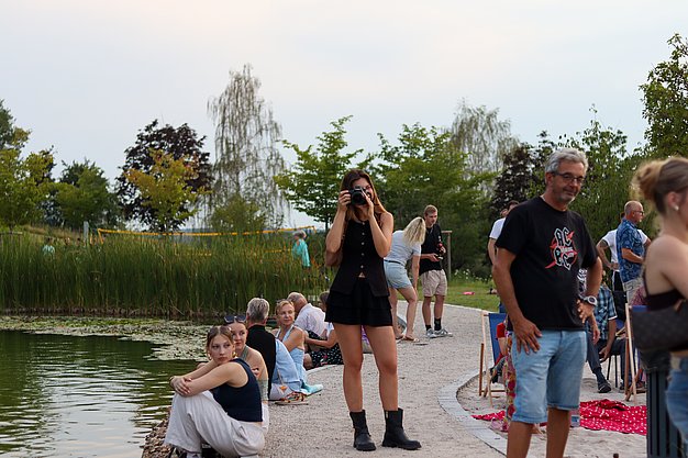 Die Bilder zeigen Eindrücke der Rock-Nacht am Eckert Beach. Zu sehen sind die Live-Auftritte der Bands Rusty Road Runners und ACBarbingCity´25, zahlreiche Besucherinnen und Besucher vor der Bühne sowie die sommerliche Atmosphäre am Strand. In beiden Bands stehen auch Dozenten der Eckert Schulen auf der Bühne. Die Aufnahmen zeigen Musiker, Publikum und die stimmungsvolle Beleuchtung während des Open-Air-Konzerts.