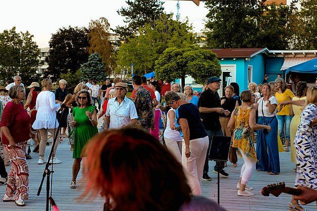 Impressionen vom zweiten Eckert Beach Event am Campus Regenstauf: Die Band Primetime Deluxe sorgt bei sommerlicher Atmosphäre für Livemusik, gute Stimmung und einen gemeinsamen Abend mit zahlreichen Gästen zugunsten von Mütter in Not e.V.