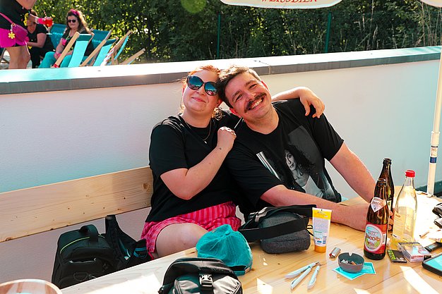 Gäste genießen gemeinsam die ausgelassene Atmosphäre bei der 80er-Jahre-Party am Eckert Beach.
