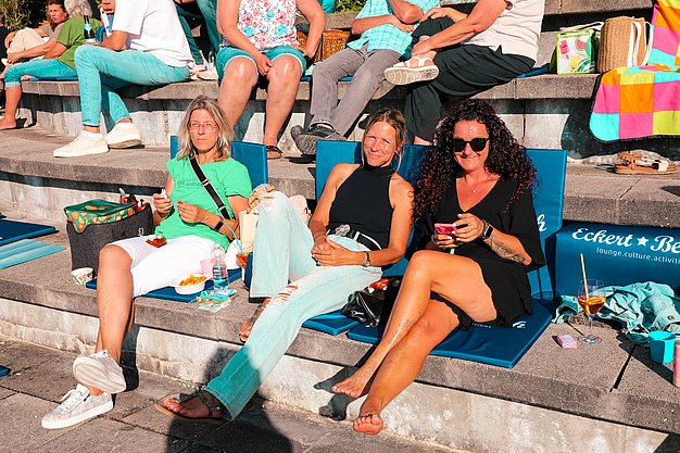 Gäste genießen gemeinsam die ausgelassene Atmosphäre bei der 80er-Jahre-Party am Eckert Beach.