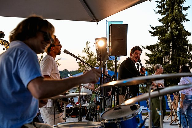 Impressionen vom zweiten Eckert Beach Event am Campus Regenstauf: Die Band Primetime Deluxe sorgt bei sommerlicher Atmosphäre für Livemusik, gute Stimmung und einen gemeinsamen Abend mit zahlreichen Gästen zugunsten von Mütter in Not e.V.