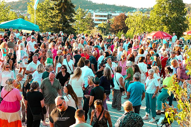 Gäste genießen gemeinsam die ausgelassene Atmosphäre bei der 80er-Jahre-Party am Eckert Beach.