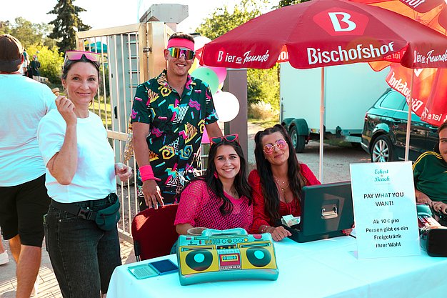 Gäste genießen gemeinsam die ausgelassene Atmosphäre bei der 80er-Jahre-Party am Eckert Beach.