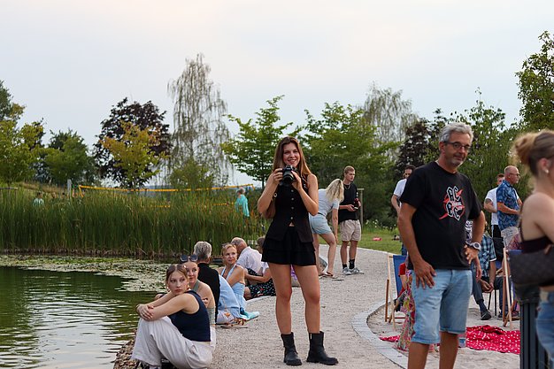 Die Bilder zeigen Eindrücke der Rock-Nacht am Eckert Beach. Zu sehen sind die Live-Auftritte der Bands Rusty Road Runners und ACBarbingCity´25, zahlreiche Besucherinnen und Besucher vor der Bühne sowie die sommerliche Atmosphäre am Strand. In beiden Bands stehen auch Dozenten der Eckert Schulen auf der Bühne. Die Aufnahmen zeigen Musiker, Publikum und die stimmungsvolle Beleuchtung während des Open-Air-Konzerts.