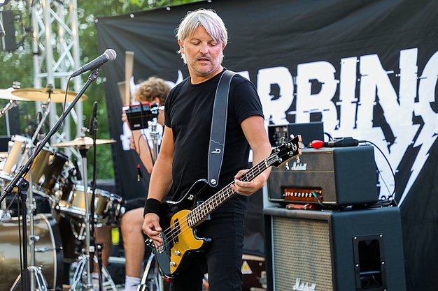 Die Bilder zeigen Eindrücke der Rock-Nacht am Eckert Beach. Zu sehen sind die Live-Auftritte der Bands Rusty Road Runners und ACBarbingCity´25, zahlreiche Besucherinnen und Besucher vor der Bühne sowie die sommerliche Atmosphäre am Strand. In beiden Bands stehen auch Dozenten der Eckert Schulen auf der Bühne. Die Aufnahmen zeigen Musiker, Publikum und die stimmungsvolle Beleuchtung während des Open-Air-Konzerts.