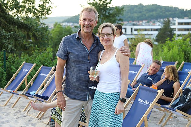 Die Diashow zeigt Eindrücke vom Salsa-Abend am Eckert Beach. Zu sehen sind tanzende Paare, Besucherinnen und Besucher im Publikum sowie die stimmungsvolle Atmosphäre der Veranstaltung am Abend.