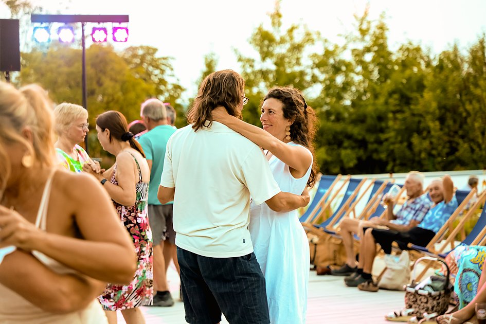 Die Bilder zeigen Impressionen der Tango Nacht am Eckert Beach mit Tanzpaaren, Schnupperkurs, Live-DJ, sommerlicher Atmosphäre und zahlreichen Gästen, die den Abschluss der Summer-Vibes-Reihe gemeinsam genießen.