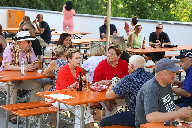 Die Diashow zeigt Eindrücke vom Salsa-Abend am Eckert Beach. Zu sehen sind tanzende Paare, Besucherinnen und Besucher im Publikum sowie die stimmungsvolle Atmosphäre der Veranstaltung am Abend.