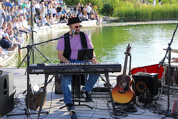 Die Bilder zeigen Impressionen der Notte Italiana am Eckert Beach mit Live-Musik von I CANTAUTORI, zahlreichen Gästen, sommerlicher Atmosphäre, italienischen Spezialitäten sowie entspannten und ausgelassenen Momenten am Wasser.