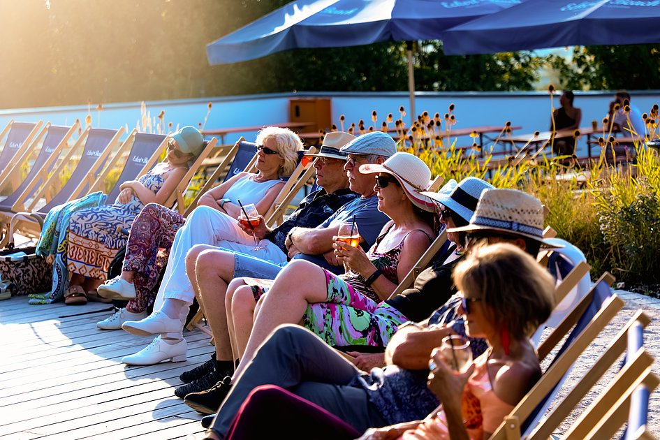 Die Bilder zeigen Impressionen der Tango Nacht am Eckert Beach mit Tanzpaaren, Schnupperkurs, Live-DJ, sommerlicher Atmosphäre und zahlreichen Gästen, die den Abschluss der Summer-Vibes-Reihe gemeinsam genießen.