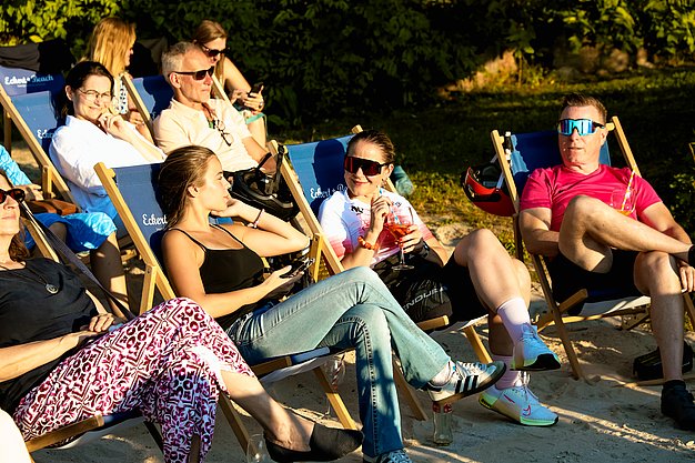 Impressionen vom zweiten Eckert Beach Event am Campus Regenstauf: Die Band Primetime Deluxe sorgt bei sommerlicher Atmosphäre für Livemusik, gute Stimmung und einen gemeinsamen Abend mit zahlreichen Gästen zugunsten von Mütter in Not e.V.