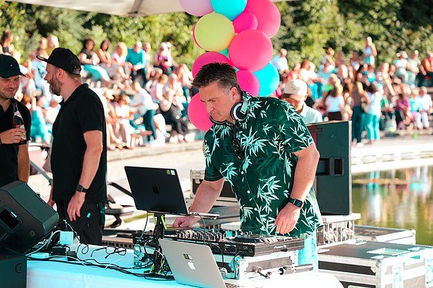 Gäste genießen gemeinsam die ausgelassene Atmosphäre bei der 80er-Jahre-Party am Eckert Beach.