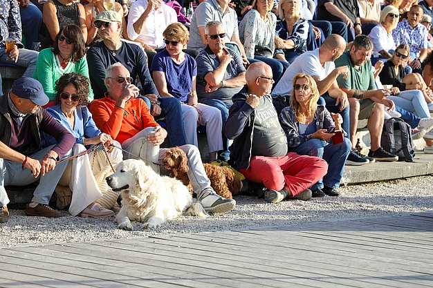 Die Bilder zeigen Impressionen der Notte Italiana am Eckert Beach mit Live-Musik von I CANTAUTORI, zahlreichen Gästen, sommerlicher Atmosphäre, italienischen Spezialitäten sowie entspannten und ausgelassenen Momenten am Wasser.