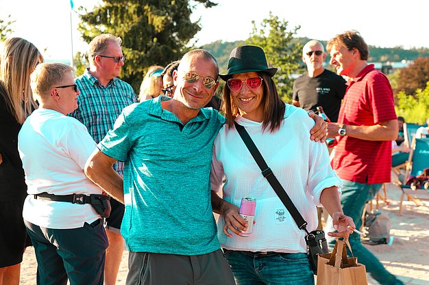 Gäste genießen gemeinsam die ausgelassene Atmosphäre bei der 80er-Jahre-Party am Eckert Beach.