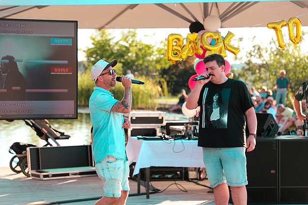 Gäste genießen gemeinsam die ausgelassene Atmosphäre bei der 80er-Jahre-Party am Eckert Beach.