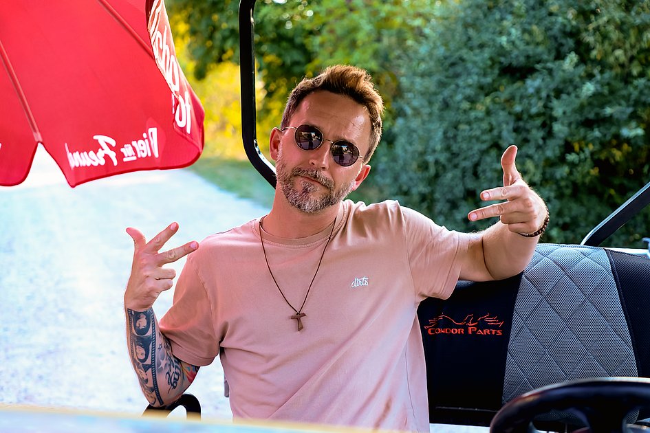 Die Bilder zeigen Impressionen der Tango Nacht am Eckert Beach mit Tanzpaaren, Schnupperkurs, Live-DJ, sommerlicher Atmosphäre und zahlreichen Gästen, die den Abschluss der Summer-Vibes-Reihe gemeinsam genießen.