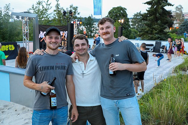 Die Bilder zeigen Eindrücke der Rock-Nacht am Eckert Beach. Zu sehen sind die Live-Auftritte der Bands Rusty Road Runners und ACBarbingCity´25, zahlreiche Besucherinnen und Besucher vor der Bühne sowie die sommerliche Atmosphäre am Strand. In beiden Bands stehen auch Dozenten der Eckert Schulen auf der Bühne. Die Aufnahmen zeigen Musiker, Publikum und die stimmungsvolle Beleuchtung während des Open-Air-Konzerts.