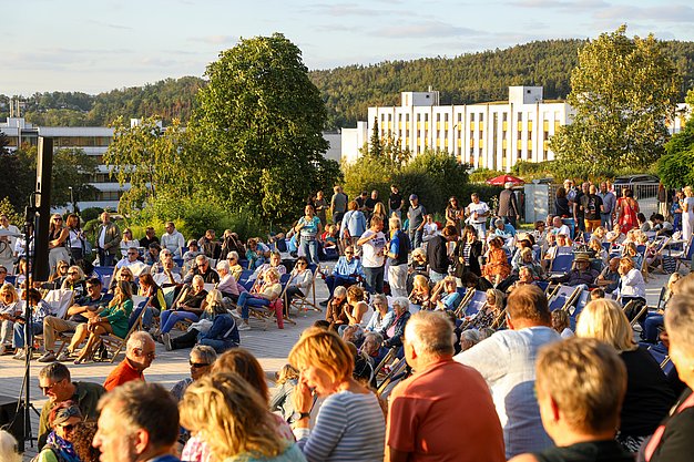 Die Bilder zeigen Impressionen der Notte Italiana am Eckert Beach mit Live-Musik von I CANTAUTORI, zahlreichen Gästen, sommerlicher Atmosphäre, italienischen Spezialitäten sowie entspannten und ausgelassenen Momenten am Wasser.