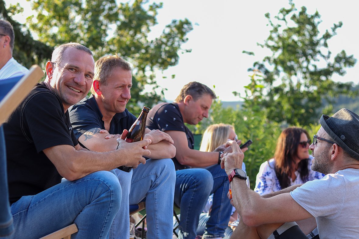 Die Bilder zeigen Impressionen der Notte Italiana am Eckert Beach mit Live-Musik von I CANTAUTORI, zahlreichen Gästen, sommerlicher Atmosphäre, italienischen Spezialitäten sowie entspannten und ausgelassenen Momenten am Wasser.