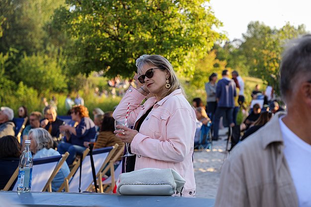 Die Bilder zeigen Impressionen der Notte Italiana am Eckert Beach mit Live-Musik von I CANTAUTORI, zahlreichen Gästen, sommerlicher Atmosphäre, italienischen Spezialitäten sowie entspannten und ausgelassenen Momenten am Wasser.