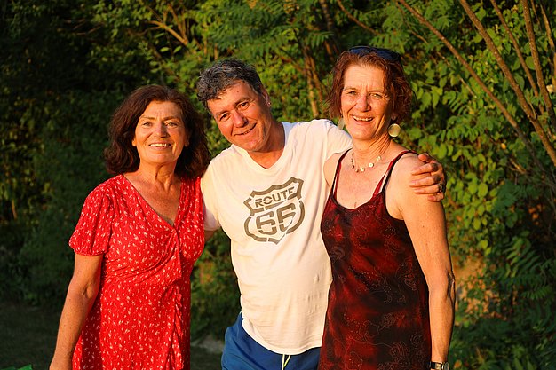Die Diashow zeigt Eindrücke vom Salsa-Abend am Eckert Beach. Zu sehen sind tanzende Paare, Besucherinnen und Besucher im Publikum sowie die stimmungsvolle Atmosphäre der Veranstaltung am Abend.