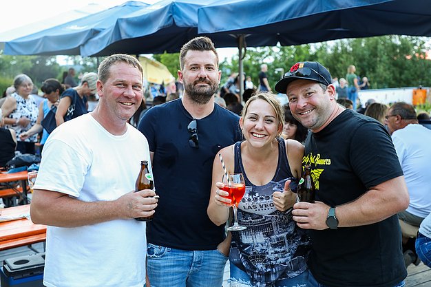 Die Bilder zeigen Eindrücke der Rock-Nacht am Eckert Beach. Zu sehen sind die Live-Auftritte der Bands Rusty Road Runners und ACBarbingCity´25, zahlreiche Besucherinnen und Besucher vor der Bühne sowie die sommerliche Atmosphäre am Strand. In beiden Bands stehen auch Dozenten der Eckert Schulen auf der Bühne. Die Aufnahmen zeigen Musiker, Publikum und die stimmungsvolle Beleuchtung während des Open-Air-Konzerts.